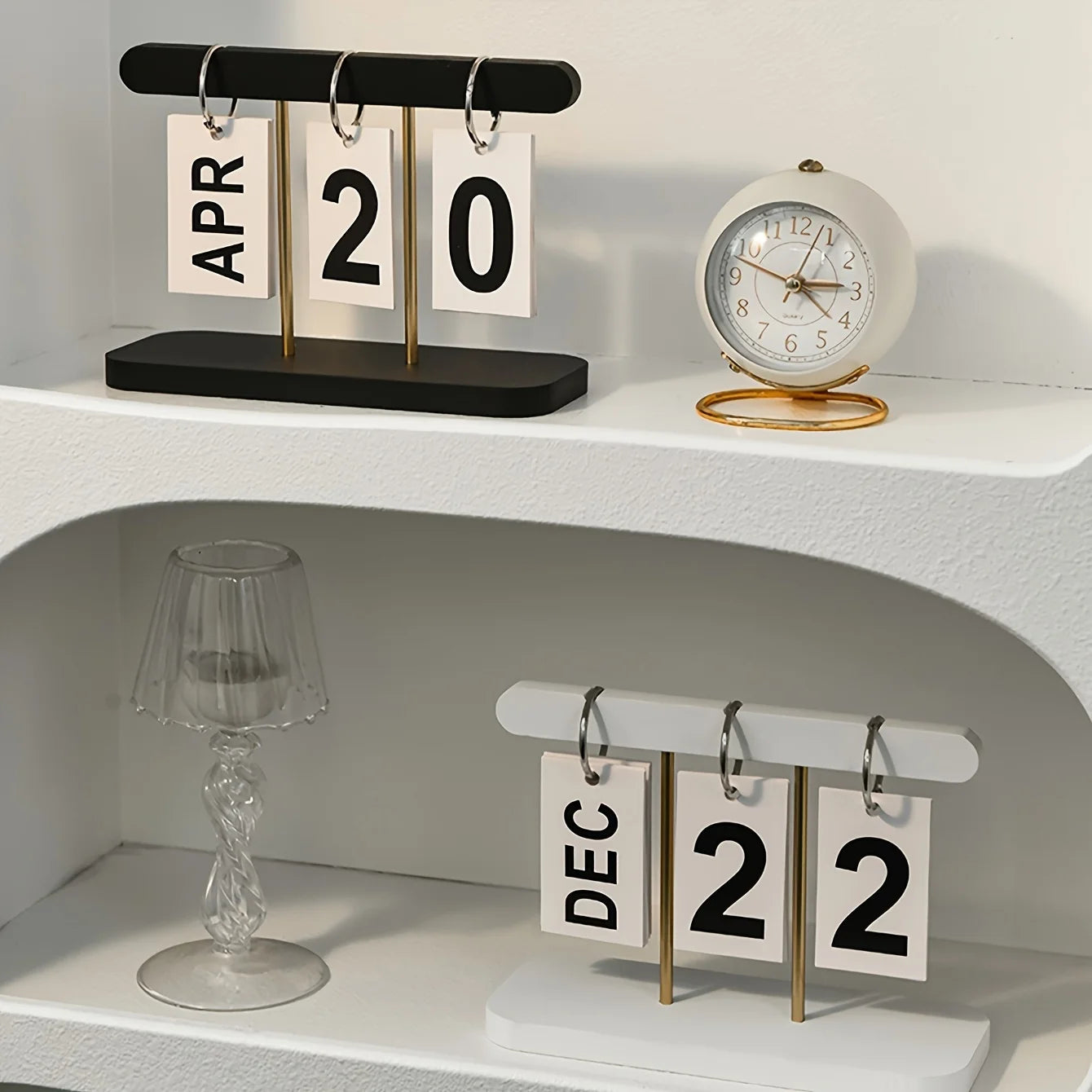 Page-Turning Desk Calendar