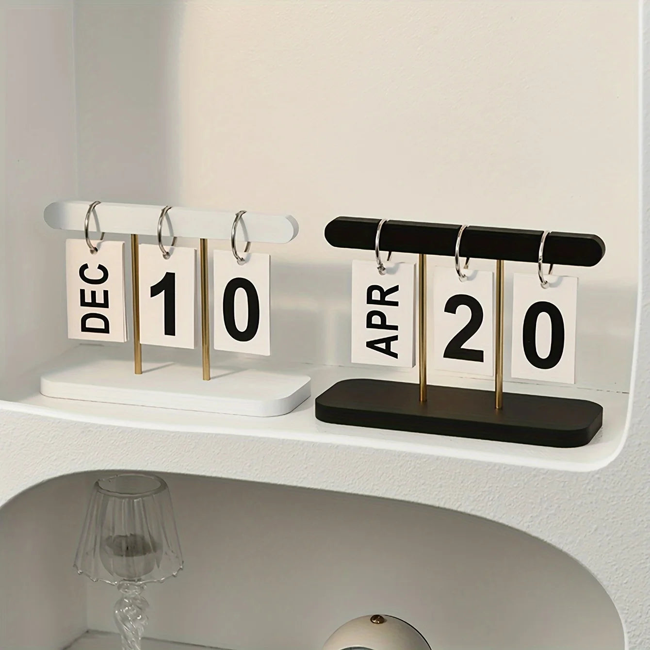 Page-Turning Desk Calendar