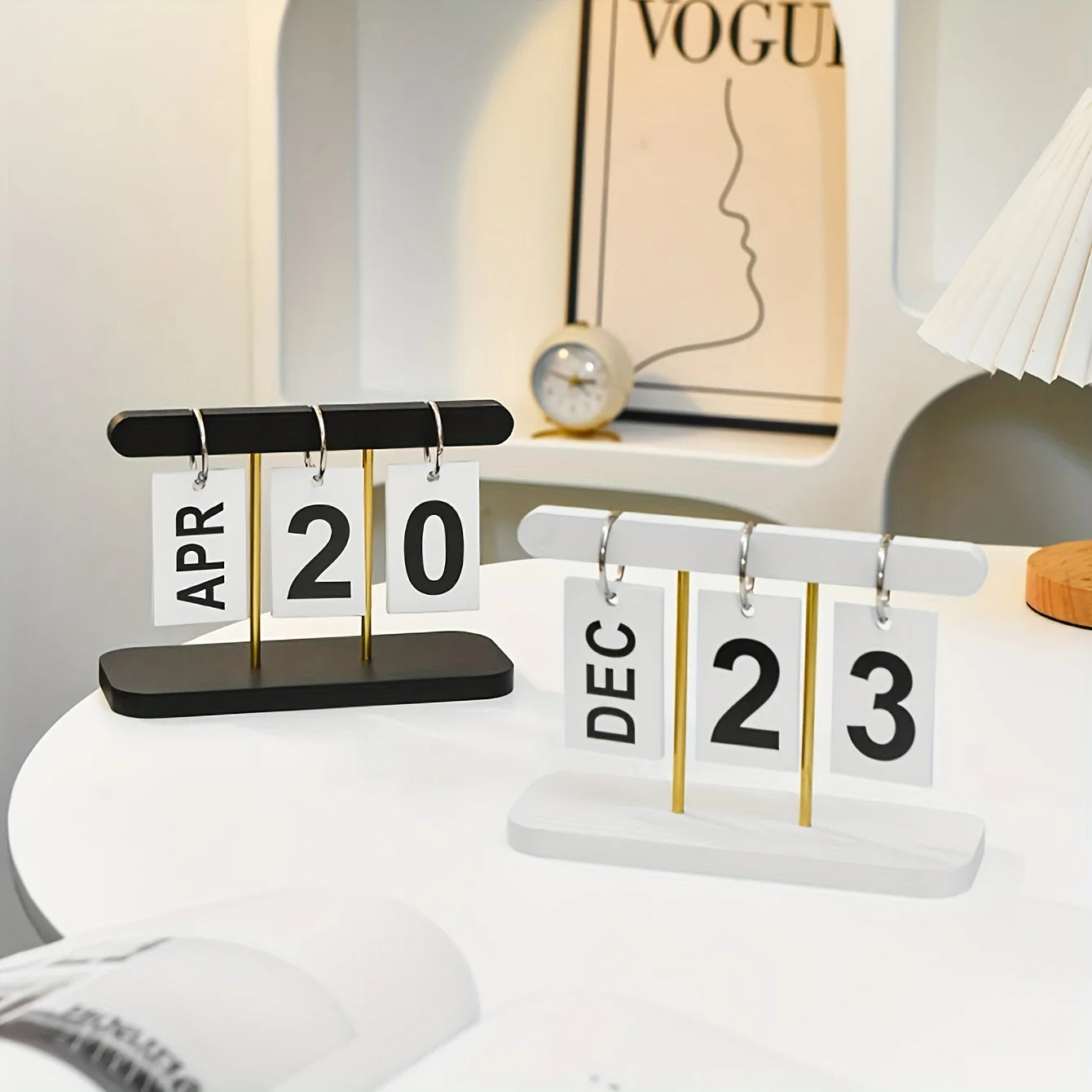 Page-Turning Desk Calendar