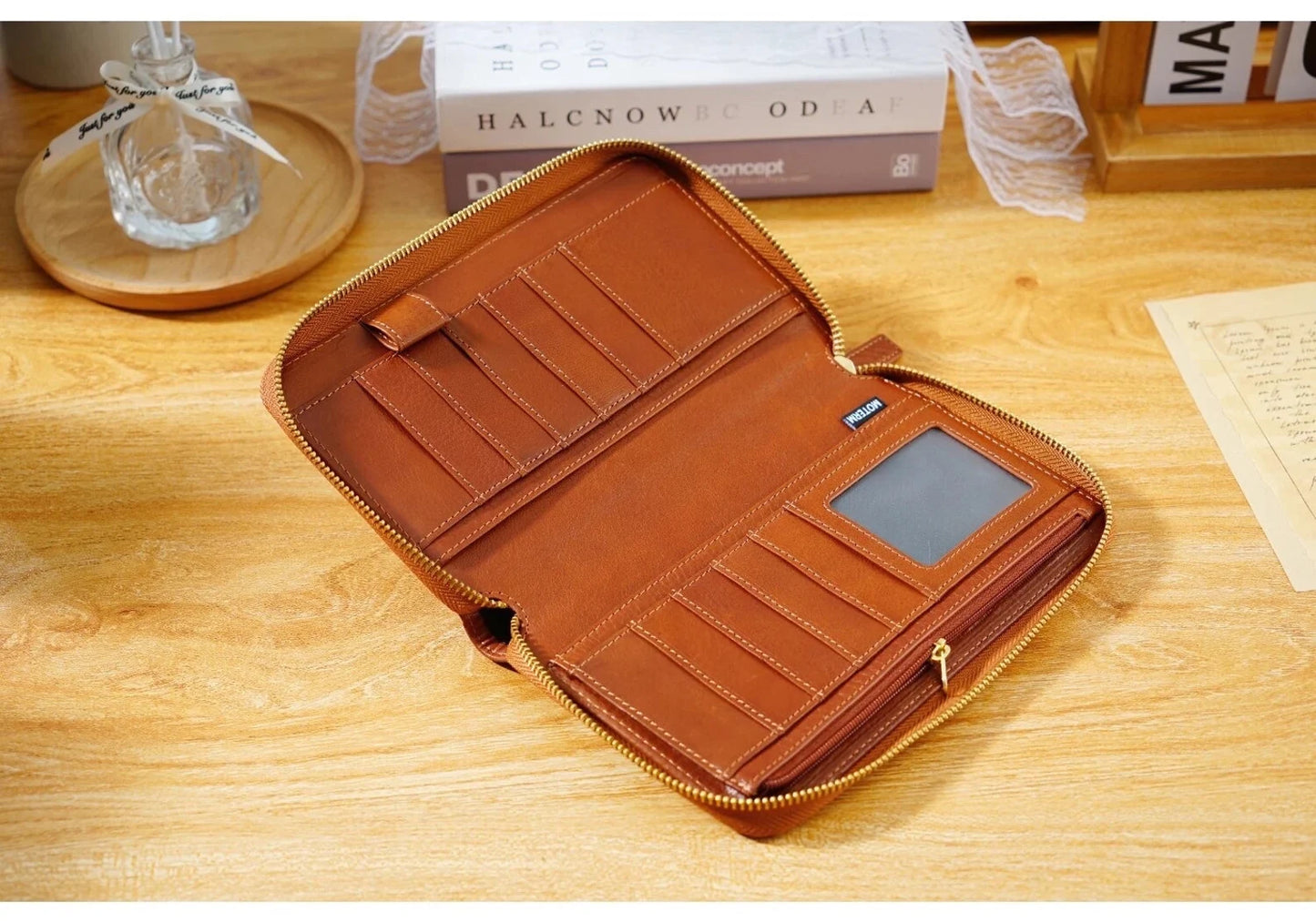 Moterm Full Grain Vegetable Tanned Zip Weeks 2.0 cover