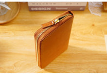 Load image into Gallery viewer, Moterm Full Grain Vegetable Tanned Zip Weeks 2.0 cover