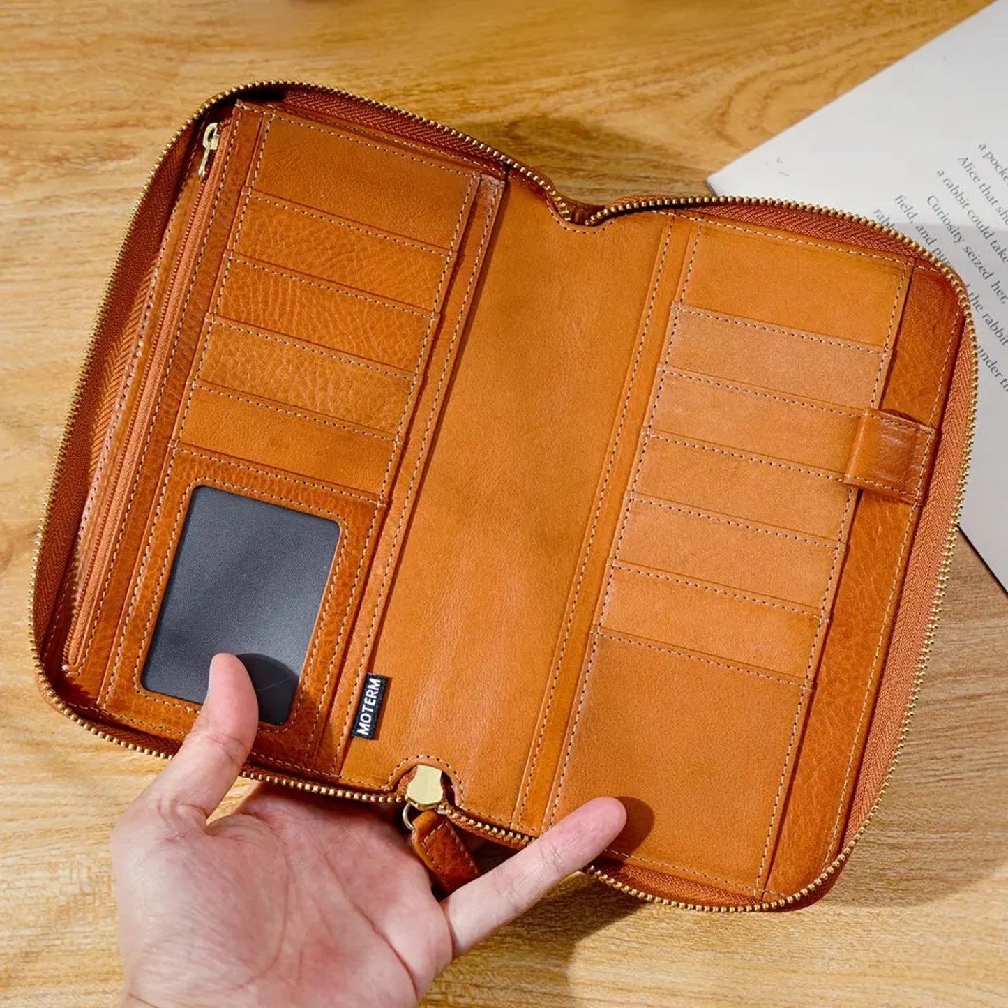 Moterm Full Grain Vegetable Tanned Zip Weeks 2.0 cover